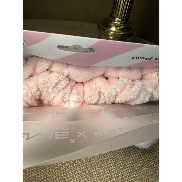HELLO KITTY Baby Pink Striped Plush Spa Headband - Picture 6 of 6